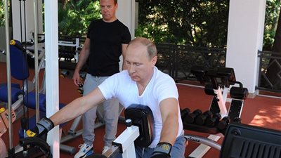 بالصور.. بوتين ورئيس الوزراء الروسي في «الجيم»