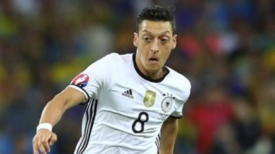 والد أوزيل: نجلي تعرض للإهانة من جماهير ألمانيا