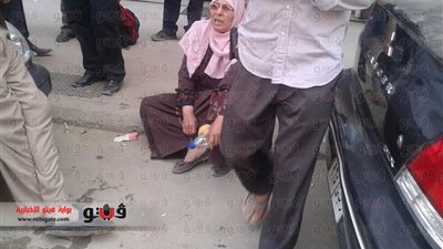 مواطنة أمام دار القضاء: حكومة الإخوان 