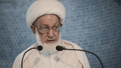 رجل الدين الشيعي عيسى قاسم يغادر البحرين إلى بريطانيا