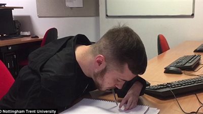 يكتب بأسنانه.. قصة معاق احترف الصحافة (فيديو وصور)