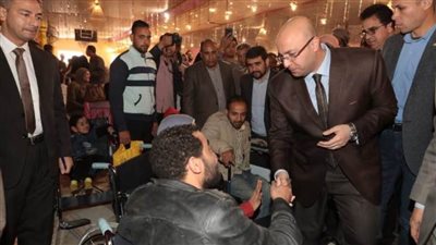 محافظ بني سويف خلال تسليم 51 جهازًا تعويضيًا: 