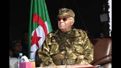 آلاف الجزائريين يشيعون جثمان أحمد قايد صالح | فيديو