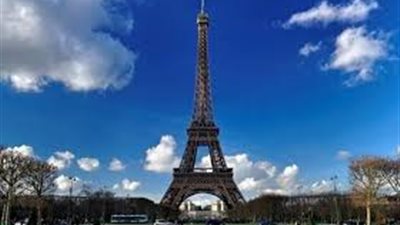 معرض مصور في فرنسا لمجموعة من الحشرات الرمزية التي تشبه الأقنعة