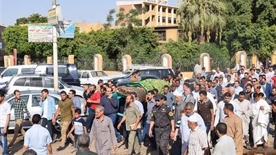 جنازة مهيبة لـ«قدرى أبوحسين» بمسقط رأسه في سوهاج (صور)