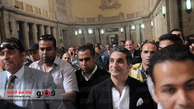 انتهاء التحقيقات مع باسم يوسف .. والنائب العام يصدر قراره بعد قليل