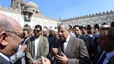 «محلب» و«الطيب» يتابعان أعمال ترميم منشآت الأزهر.. رئيس الوزراء يستمع لشرح تفصيلي عن مراحل تطوير مقر هيئة كبار العلماء.. ويستعرض إنشاء مبنى قناة الأزهر الفضائية وتشييد مدينة البعوث