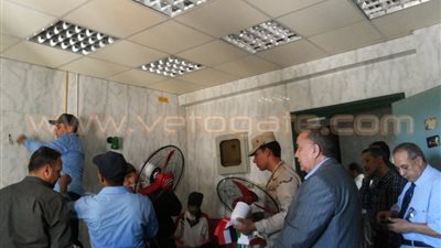 بالصور.. جامعة دمنهور تهدي 20 مروحة للمستشفي العام