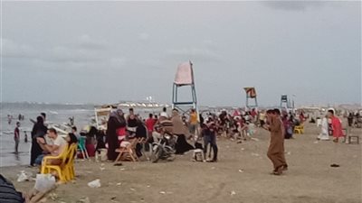 المصطافون في جمصة يشتكون من غياب المنقذين (صور)