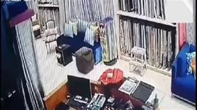 بالفيديو.. لحظة سرقة «آيفون 6» من محل بعد انشغال البائع