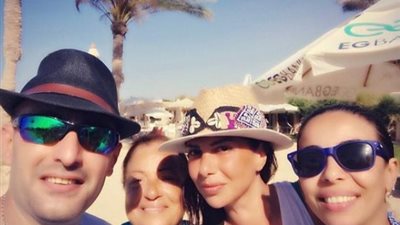 بالصور.. أحمد السقا يظهر مع شقيقته للمرة الأولى بالساحل الشمالي