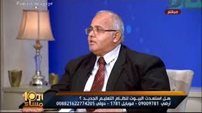 خبير تربوي ساخرا من نظام التعليم الجديد: «الكتاب مع التاب» (فيديو)