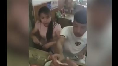 بالفيديو.. رد فعل امرأة دفع زوجها «بقشيش» كبيرا لجرسون