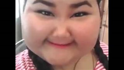 بالفيديو.. فتاة بدينة تشعل «Dubsmash» بتقليد أغنية