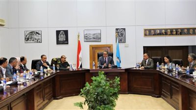 وزير السياحة والآثار يؤكد أهمية تمكين الشباب لتولي مناصب قيادية