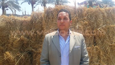 بالفيديو.. شاب يطالب بإحياء فكرة تحويل قش الأرز إلى أعلاف