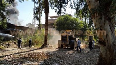 عمال المصنع المحترق بشبرا: «عايزين طائرات لإطفاء الحريق»