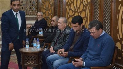 أبو رجيلة والغندور وسمير عثمان في عزاء مدحت عبد العزيز | فيديو وصور