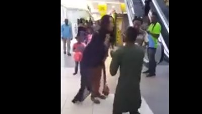 امرأة تلقن زوجها «علقة ساخنة» داخل مول (فيديو)