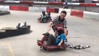 بالفيديو والصور.. صبي يتعرض لموقف محرج بسباق سيارات