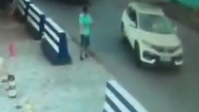 امرأة تفقد سيطرتها على السيارة لتدهس حارس أمن بطريقة مروعة (فيديو)