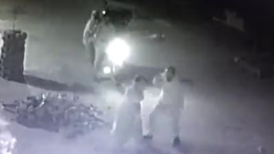 لحظة اعتداء رجل على زوجته السابقة حتى الموت (فيديو)