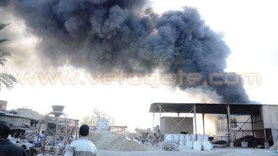 «حي شبرا» يخلي مصنعا مجاورا للمصنع المحترق خوفا من امتداد الحريق إليه