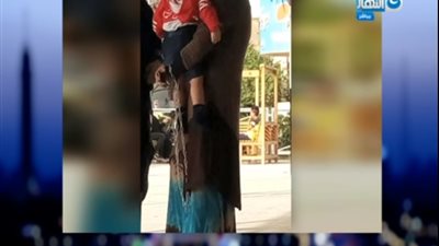 «قانون الرؤية» أبناء يدفعون ثمن أخطاء الوالدين.. أم تحرم طفلها من رؤية أبيه وتربطه بجنزير.. أب يخطف نجلته من أمها ويطالبها بنسيانها.. وطبيب: الطفل يتعرض لجمود نفسي