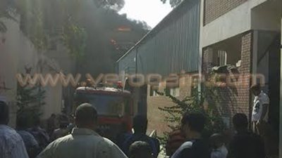 بالصور.. مصدر أمني: مصنع البلاستيك ملك شركة مساهمة وتم التهامه بالكامل