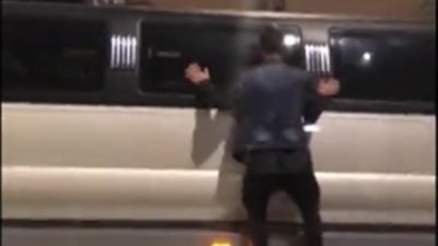 نهاية مروعة لشاب ركض خلف سيارة ليموزين (فيديو)