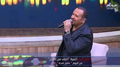 هشام عباس يشعل الأجواء في استوديو منى الشاذلي| فيديو