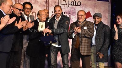 حسن حسني يمنح صلاح عبد الله عشرين جنيها بعد إلقائه قصيدة بتكريمه.. ما السبب؟ | فيديو