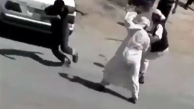 مشاجرة عنيفة بين مجموعة من العمال في أحد شوارع السعودية (فيديو)