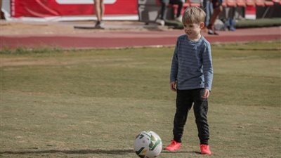 نجل فايلر يخطف الأضواء في مران الأهلي | صور