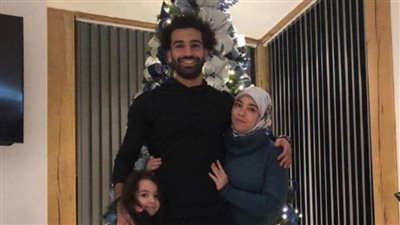 محمد صلاح يحتفل مع أسرته بالكريسماس | صورة