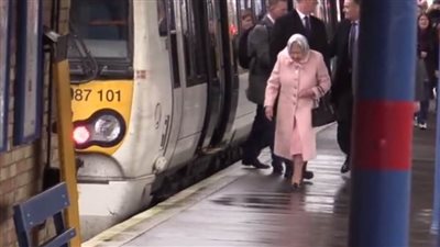 ملكة بريطانيا تستخدم المواصلات العامة في السفر لقضاء عطلة عيد الميلاد | فيديو
