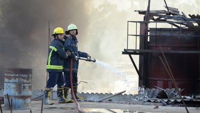 الحماية المدنية تسيطر على حريق مصنع شبرا الخيمة