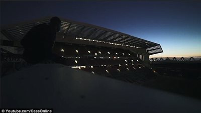 بالفيديو والصور.. متهور يغافل الحراس ويقتحم ملعب نادي ليفربول