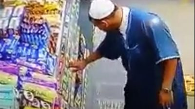 تصرف صادم لرجل ملتحٍ داخل سوبر ماركت (فيديو)