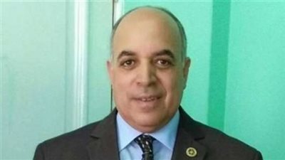 النائب العام يأمر بحبس رئيس مصلحة الجمارك بتهمة تلقيه رشوة