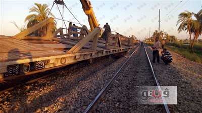 بالصور.. إعادة عربة بضائع انقلبت على شريط السكة الحديد في قنا
