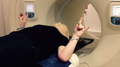 بالصور.. امرأة لا تستطيع التوقف عن النمو