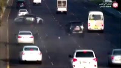 سائق متهور يتسبب في حادث تصادم مروع بـ3 سيارات بأبوظبي (فيديو)