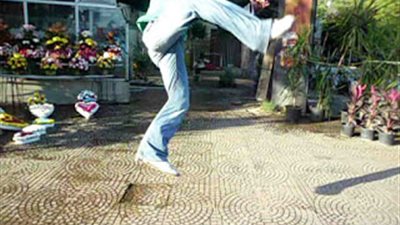 البحث عن فرحة في ركلة قدم