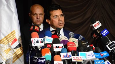 وزير الرياضة يستعرض مع السيسي المشروعات الجاري تنفيذها