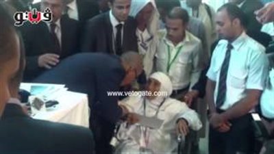 بالفيديو.. رئيس «مصر للطيران» يكرم أكبر الحجاج سنا