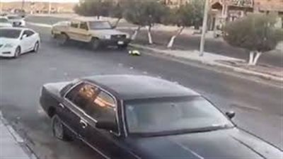لحظة نجاة طفلة من الدهس أسفل عجلات سيارة بالسعودية (فيديو)