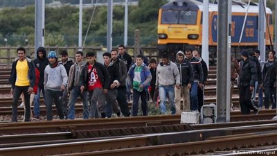 فرنسا تحبط أول محاولة لنقل مهاجرين إلى بريطانيا جوا