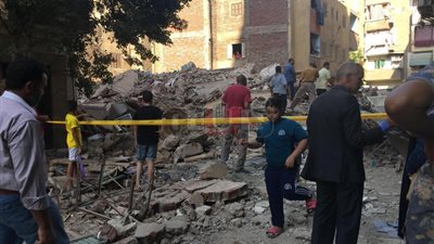 سكان عقار حدائق القبة المنهار يبحثون عن متعلقاتهم بين الأنقاض (فيديو)