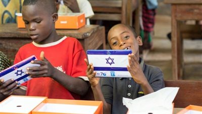 التابلت.. وسيلة إسرائيل للسيطرة على أطفال أفريقيا (صور)